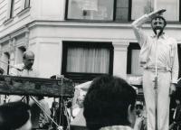1990 - před Špalíčkem na Václavském náměstí - vystoupení s Petrem Skoumalem před prvními svobodnými volbami na podporu Občanského fóra 