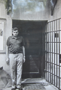 Na prohlídce cely číslo 42 v Terezíně, kde byl za války vězněn, 1981