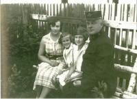 Rodina Macháčkových v roce 1929 (Vlasta druhá zleva)