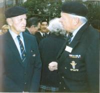 Bratr Karel Macháček při prvním návratu do vlasti po roce 1989. (vlevo)