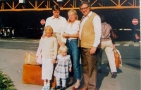 Brno, 80. léta, dcera Štěpánka s rodiči a sourozenci těsně před emigrací