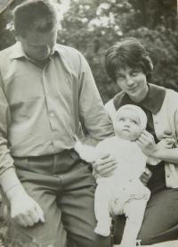 Hanička Ryšková (Holcnerová) s rodiči v roce 1961