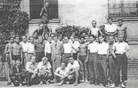 Vladimír Hamal (pátý zprava, spodní řada) na gymnáziu v Přerově v roce 1942