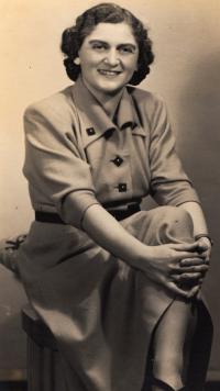 Elisabeth Stahlová (Feldmannová), maminka Eliho Stahla. Bratislava 1948.
