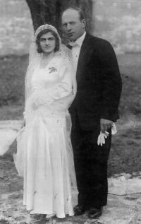 svatební foto rodičů; Vojtech Adalbert (Bella) Stahl a Elisabeth Feldmannová. Bánovce nad Bebravou,1931.