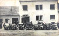 Vozy taxislužby v Bánovcích nad Bebravou; jejím majitelem byl tatínek Eliho Stahla Vojtech Adalbert (Bella) Stahl. 1933.