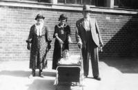 babička Magdalena Feldmannová, maminka Elisabeth Stahlová a dědeček Maximilián Feldmann. Igor (Eli) Stahl v kočárku. 1935.