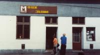 někdejší obchod dědečka Eliho Stahla v Bánovcích nad Bebravou. Stav z roku 1991.