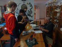 Christian Mayer ukazuje fotografické album