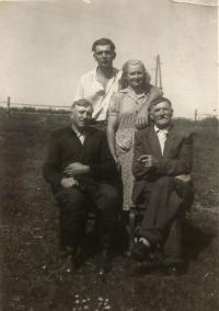 Nahoře manželé Josef a Ludmila Uhlířovi s otcem pamětnice Antonínem Stárkem a Musilem Hlinákem
