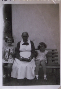 Klimová Helena - Krabčice 1945, sestra Hana vpravo, uprostřed diakonka Heřma Klestinová