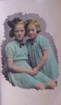 Klimová Helena a sestra Hana, asi 1944