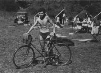 Jiří Všetečka v roce 1959 na výletě na kole