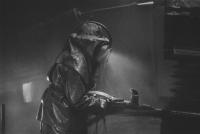 Jeden ze snímků habilitační práce Jiřího Všetečky z roku 1972, pro kterou si vybral prostředí slévárny ČKD Praha