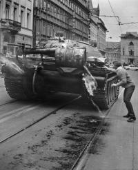Prorážení sudu s naftou na tanku, Praha 21. srpen 1968