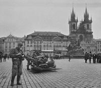 Sovětští protiletadlovci na Staroměstském náměstí, 21. srpen 1968