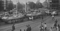 Obrněné transportéry VB zablokovaly pražské ulice, srpen 1969