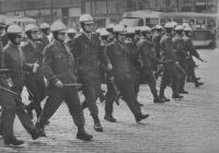 VB rozhánějící demonstraci v srpnu 1969