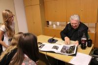 Jiří Všetečka při nahrávání s žáky ze ZŠ E. Destinnové, Praha 6 (2015)