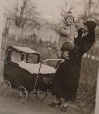 Ivo a maminka s kočárkem - rok 1934