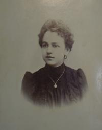 Babička z otcovy strany Emília Finková zemřela 1904 při porodu otce