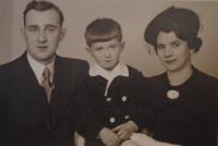 Ivo with his parents in 1937