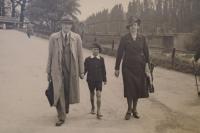 Ivo s rodiči v roce 1940 Trojský ostrov cestou do ZOO