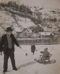 S otcem-v pozadí dům kde bydleli v Šáreckém údolí