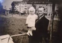 Otec se sestrou v Podbabě rok 1944