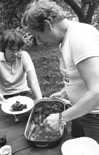 Na návštěvě u Václava Havla na Hrádečku, cca 1983, Václav Havel a Milan Ohnisko. "Chceš přidat?"