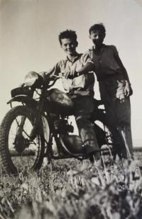 97 Syn pamětnice na motorce