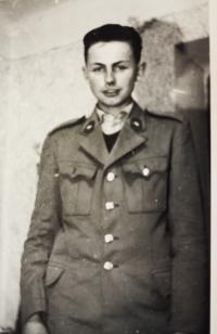 99 Syn pamětnice jako voják