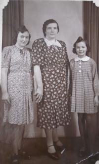 Mum Julie with daughters - Hana Right - 1941