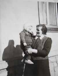 maminka Julie -1946