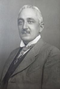 otec Tatoušek - náměstek primátora Baxy