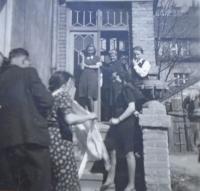  rodina doma na Kačerově - 1946