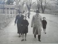 výlet do ZOO - maminka - Dolezal sestra Milena a Hanička - 1938