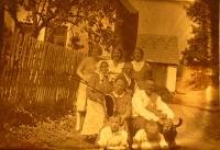 Josef s bratrem, rodiči a prarodiči