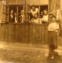 Enzesfeld - před budovou lágru 