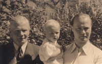 Dědeček Metoděj Kolda, Jiří, otec Miroslav Kolda (zleva); září 1943