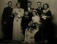 Svatební fotografie tety pamětníka - Růženy Nachtigallové a Rudolfa Švehly (uprostřed), pamětník dole uprostřed, Rudolfovi sourozenci stojí, nelok., 1938