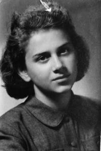 Julie Košťálová, 1953 nebo 1954, foto do občanského průkazu