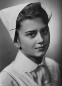 Julie Košťálová, maturitní fotografie, Střední zdravotní škola v Opavě, 1957