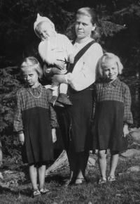 Matka Julie Košťálové Františka Chromcová se svými dětmi. Na rukou bratr Julie Košťálové Jan, vlevo Julie Košťálová, vpravo sestra Zdenka, pravděpodobně rok 1947