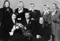 Tety Julie Košťálové - sestry matky Františky v horní řadě druhá zprava - v první řadě babička Veronika Stýskalová a její syn František se svou nevěstou