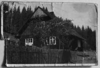 Roubená chalupa v osadě Ružanec, kterou otec Julie Košťálové dostavěl v roce 1952. O čtyři roky později úřady Chromcovým oznámily, že svou chalupu budou muset opustit, protože dole v údolí vyroste vodní nádrž Šance