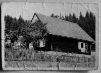 Roubená chalupa v osadě Ružanec, kterou otec Julie Košťálové dostavěl v roce 1952. O čtyři roky později úřady Chromcovým oznámily, že svou chalupu budou muset opustit, protože dole v údolí vyroste vodní nádrž Šance