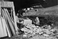 Otec Julie Košťálové Jan, se svým synem Janem a dcerou Zdenkou rozebírají nově postavenou chalupu v osadě Ružanec