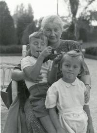 Ivan a Karla Chadimovi s babičkou Josefínou (Poděbrady, 1948)