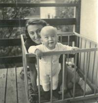 Ivan Chadima se svou matkou (srpen 1941)